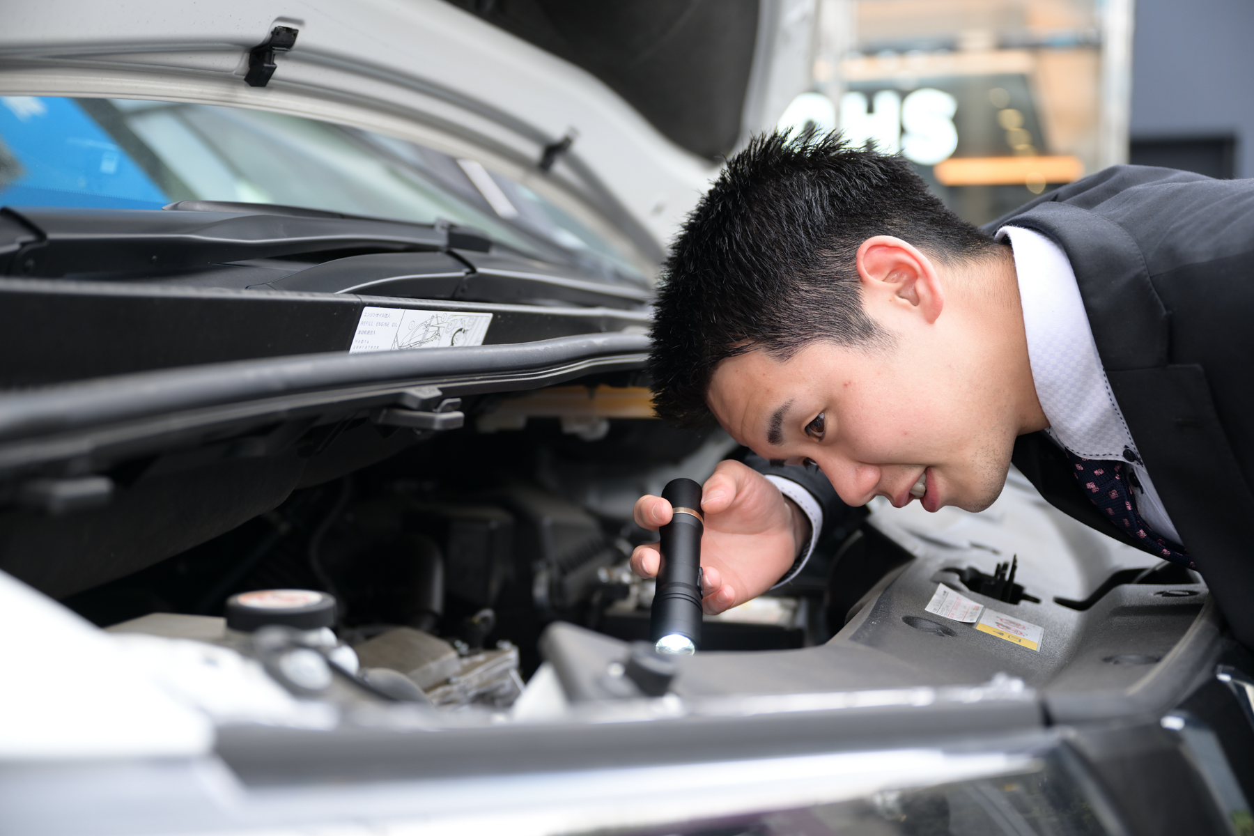 車の査定をしている様子