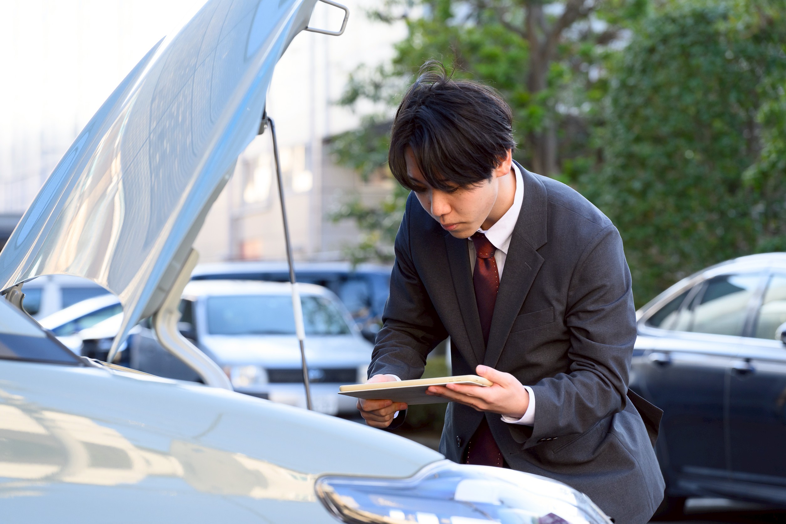 車の査定をしている様子